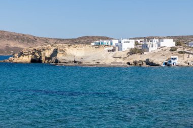 Pachena plajındaki evler, kayalar ve kumlar, Milos, Yunanistan