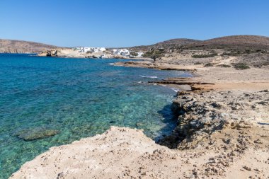 Pachena plajındaki evler, kayalar ve kumlar, Milos, Yunanistan