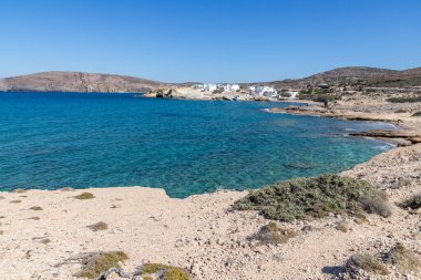Pachena plajındaki evler, kayalar ve kumlar, Milos, Yunanistan