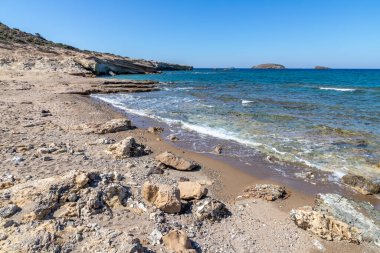 Pachena plajında kayalar ve kum, Milos, Yunanistan