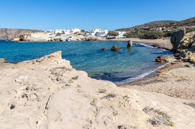 Pachena plajındaki evler, kayalar ve kumlar, Milos, Yunanistan