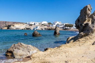 Pachena plajındaki evler, kayalar ve kumlar, Milos, Yunanistan