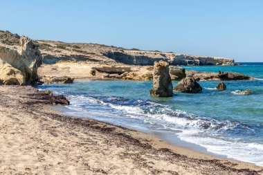Pachena plajında kayalar ve kum, Milos, Yunanistan