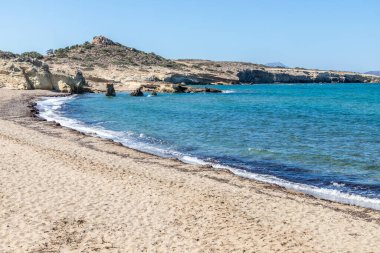 Pachena plajında kayalar ve kum, Milos, Yunanistan