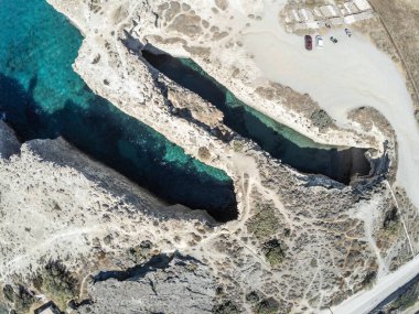 Papafragas plajındaki uçurum ve plajların havadan görünüşü, Milos, Yunanistan