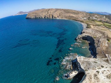 Papafragas plajındaki uçurum ve plajların havadan görünüşü, Milos, Yunanistan