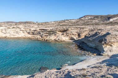 Mytakas sahilindeki kayalıklar ve kayalıklar, Milos, Yunanistan