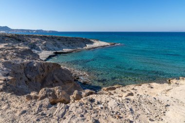 Mytakas sahilindeki kayalıklar ve kayalıklar, Milos, Yunanistan