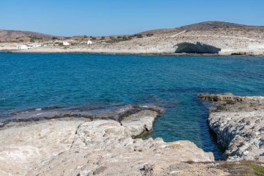 Alogomandra sahilindeki mağara ve uçurum, Milos, Yunanistan