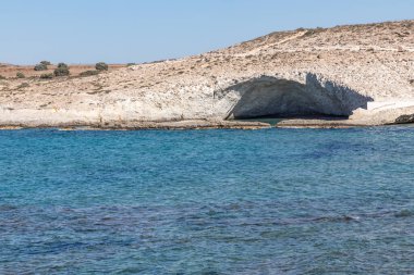 Alogomandra sahilindeki mağara ve uçurum, Milos, Yunanistan