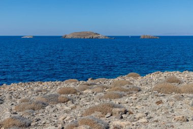 Pachena plajındaki dağlar, uçurumlar ve kayalar, Milos, Yunanistan