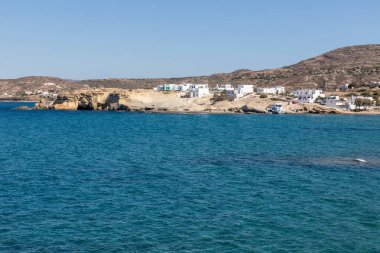Pachena plajındaki evler, kayalar ve kumlar, Milos, Yunanistan