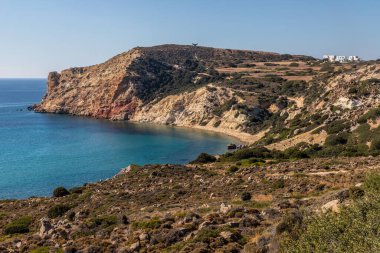 Tsigouria Körfezi, Milos, Yunanistan 'daki bitki örtüsü ve kayalıklar