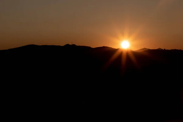 Matahari Terbenam Pegunungan Pulau Milos Yunani — Stok Foto