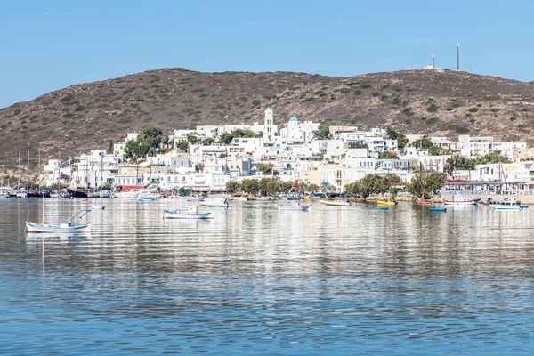 希腊Milos市Milos湾的Adamas村 那里有船和山 — 图库照片