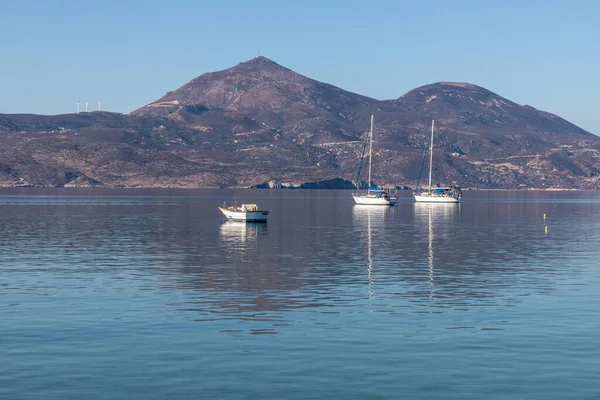 Bateau Montagne Reflétant Dans Baie Milos Milos Grèce — Photo