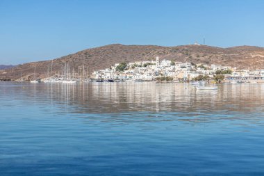 Milos Körfezi, Milos, Yunanistan 'da kayık ve dağı yansıtan Adamas köyü