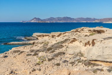 Sarakinko sahilindeki kayalıklar ve kayalıklar, Milos, Yunanistan
