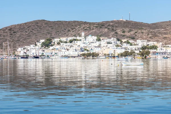 Pueblo Adamas Con Barcos Montañas Reflejadas Bahía Milos Milos Grecia — Foto de Stock