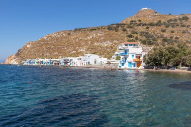 Yunanistan, Milos 'taki Klima plajında renkli evler