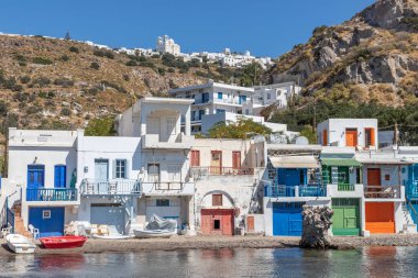Arka planda Trypiti köyü, Milos, Yunanistan, Klima sahilinde renkli evler