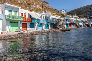 Yunanistan, Milos 'taki Klima plajında renkli evler