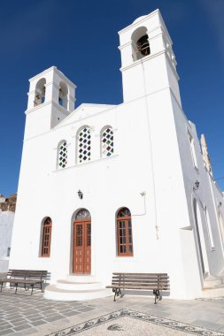 Yunanistan 'ın Milos kentindeki Plaka köyündeki Panagia Korphiatissa Yunan kilisesi kuleleri