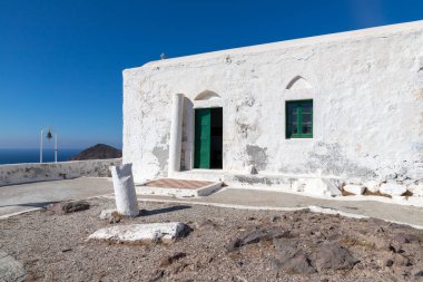 Arka planda Trypiti köyü olan Peygamber Elias Kilisesi, Milos, Yunanistan