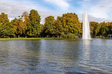 Eckensee Park, Stuttgart, Almanya 'da Çeşme, Göl ve ağaçlar