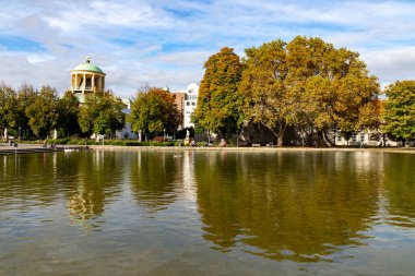 Eckensee Park, Stuttgart, Almanya 'da göl ve ağaçlar