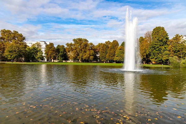 Fuente Lago Árboles Parque Eckensee Stuttgart Alemania — Foto de Stock