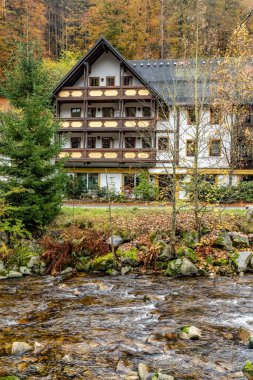 Schunmnzach, Almanya 'da yağmurlu bir günde nehir ve evler