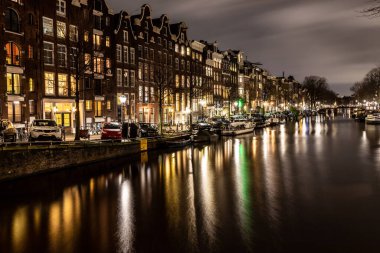 Hollanda, Amsterdan 'da gece lambaları ve bisikletler