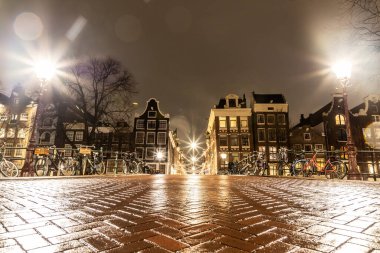 Hollanda, Amsterdan 'da gece lambaları ve bisikletler