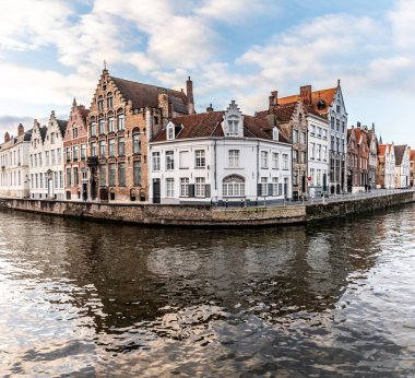 Bruges, Belçika 'da gün batımında kanalların etrafındaki binalar