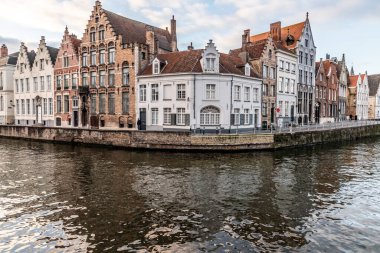 Bruges, Belçika 'da gün batımında kanalların etrafındaki binalar