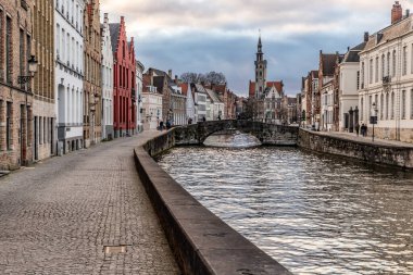 Bruges, Belçika 'da gün batımında kanalların etrafındaki binalar