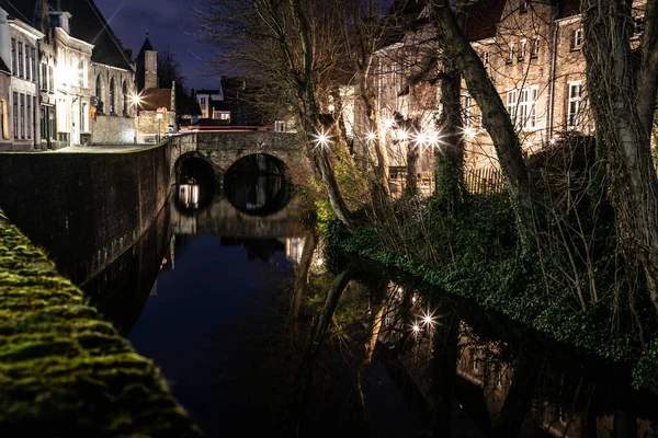 Noche Luz Con Edificios Con Reflejos Alrededor Canales Brujas Bélgica — Foto de Stock