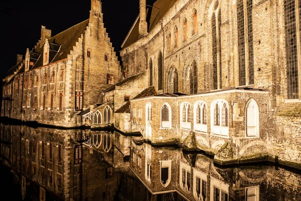 Noche Luz Con Edificios Con Reflejos Alrededor Canales Brujas Bélgica — Foto de Stock