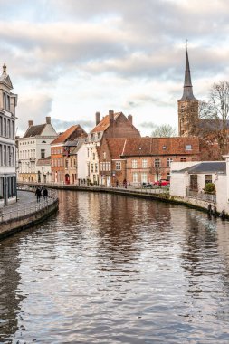 Bruges, Belçika 'daki kanallara yansıyan binalar