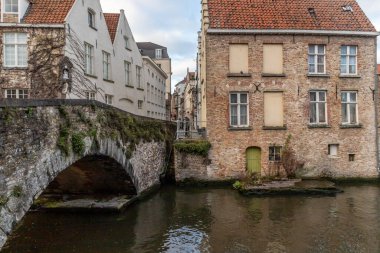 Bruges, Belçika 'da kanal ve köprü çevresindeki binalar