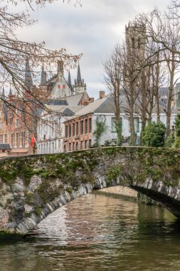 Bruges, Belçika 'da kanal ve köprü çevresindeki binalar