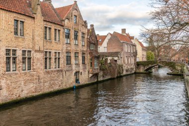 Bruges, Belçika 'da kanal ve köprü çevresindeki binalar