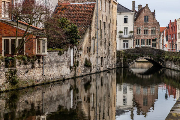 Здания вокруг каналов и моста в Брюгге, Бельгия
