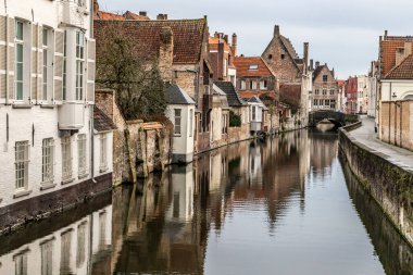 Bruges, Belçika 'da kanal ve köprü çevresindeki binalar
