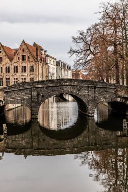 Bruges, Belçika 'da kanal ve köprü çevresindeki binalar