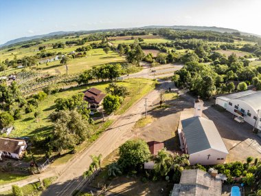 Tarlaları, ağaçları, tarlaları, otlakları ve yolu, Venancio Aires, Rio Grande do Sul, Brezilya