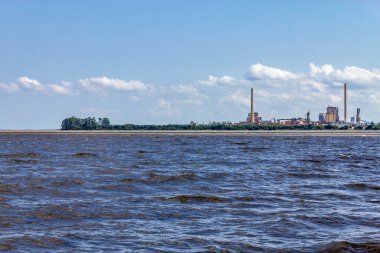Guaiba şehrindeki sanayi kuleleri ve Guaiba Gölü, Rio Grande do Sul, Brezilya