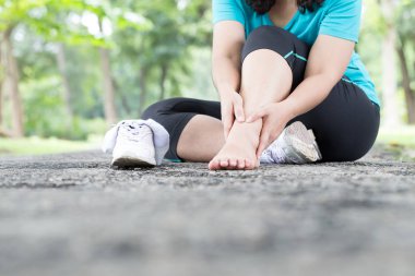Spor yaralanma. Koşu sırasında ayak bileği ağrısı olan kadın