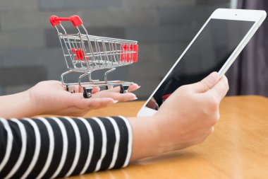 Online alışveriş kavramı, kadın el holding tablet ve alışveriş sepeti